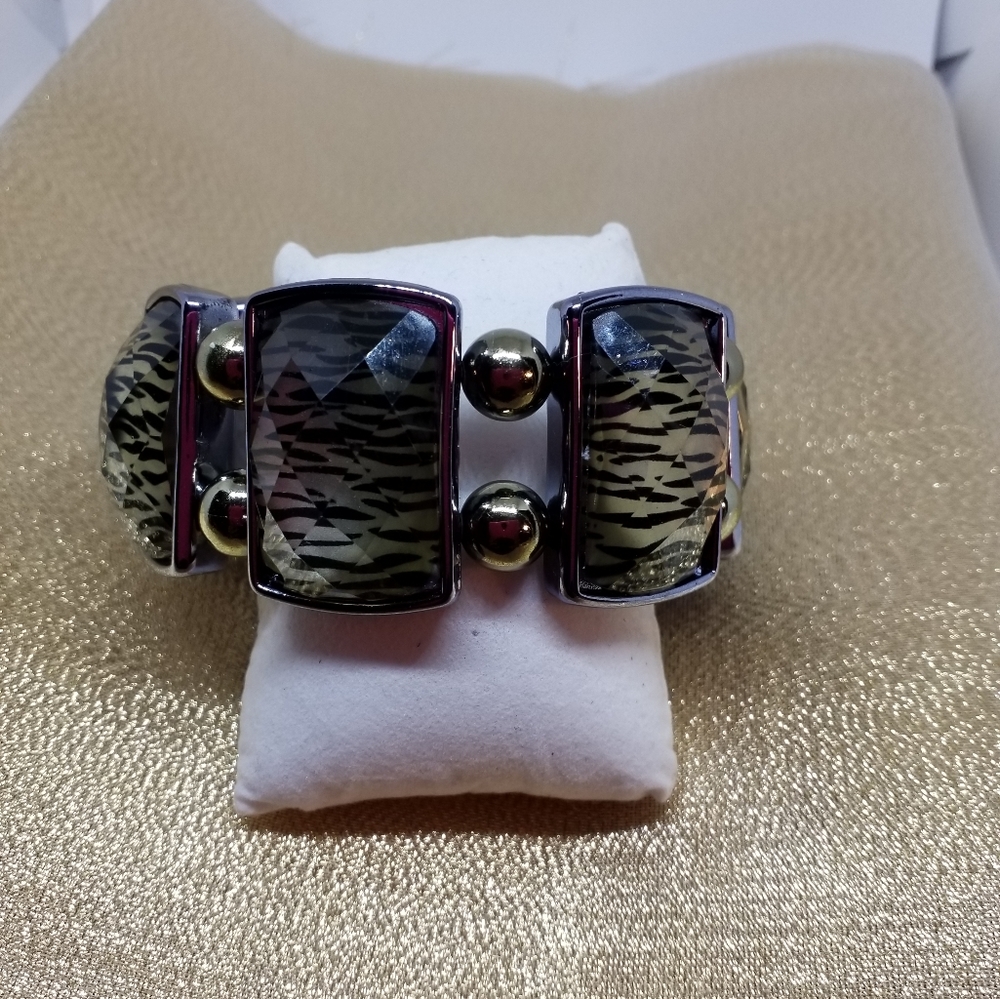 Green and black stretch bracelet